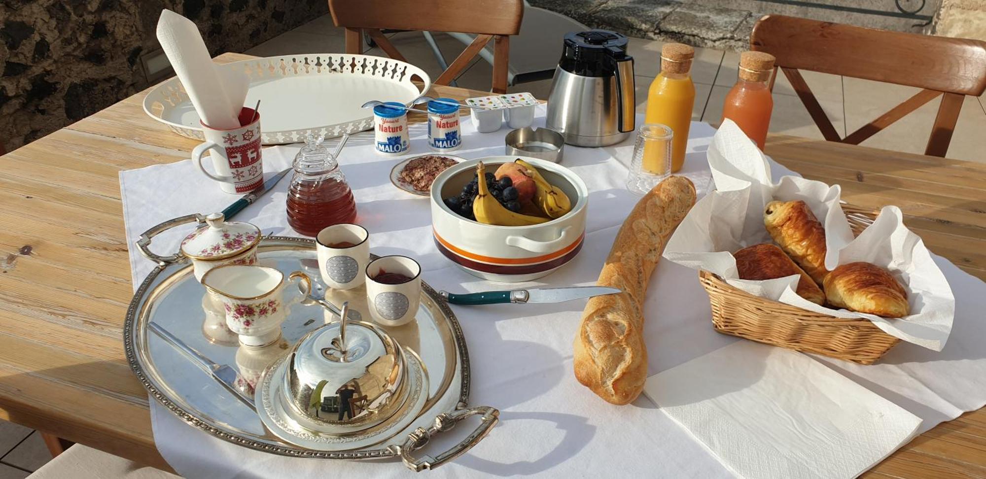 مبيت وإفطار Saint-Saturnin  La Tour Noble المظهر الخارجي الصورة